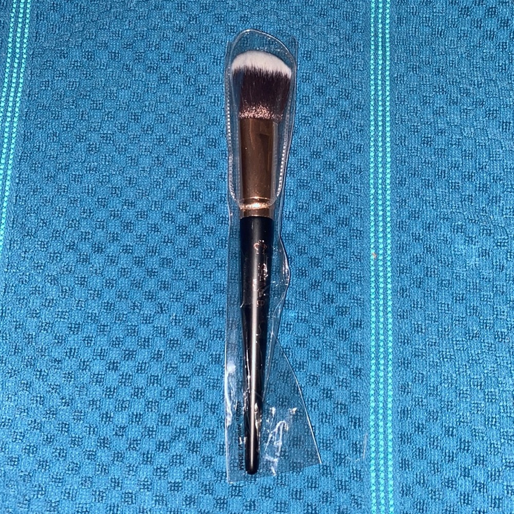 Shaina B. Blush Brush